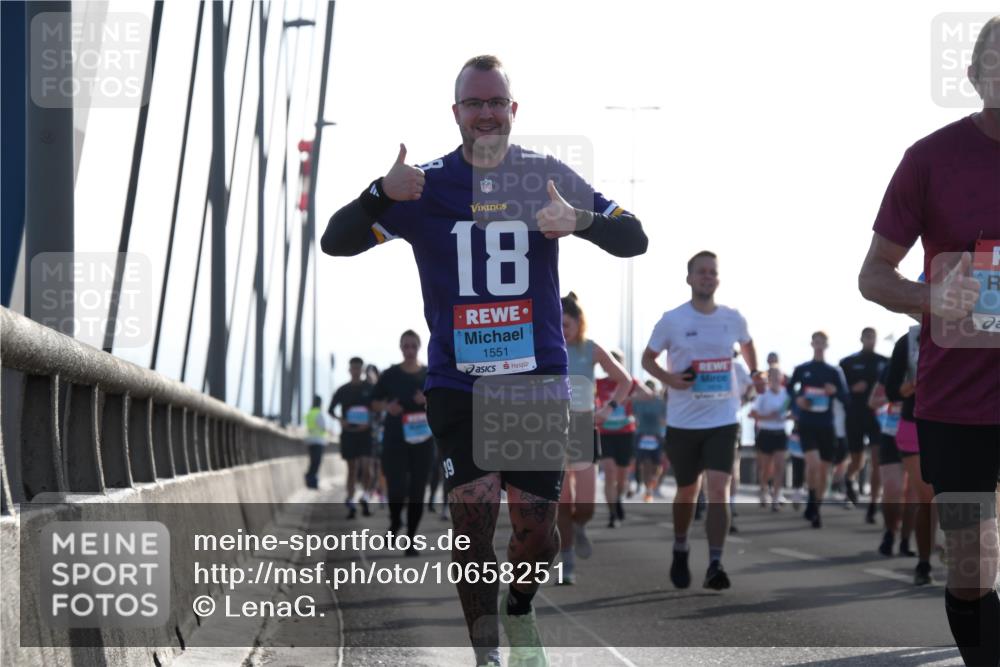 03.10.2026 - Köhlbrandbrückenlauf LenaG. http://msf.ph/oto/10658251 03.10.2026 09:27:23 Position 1 18, 1551 meine-sportfotos.de