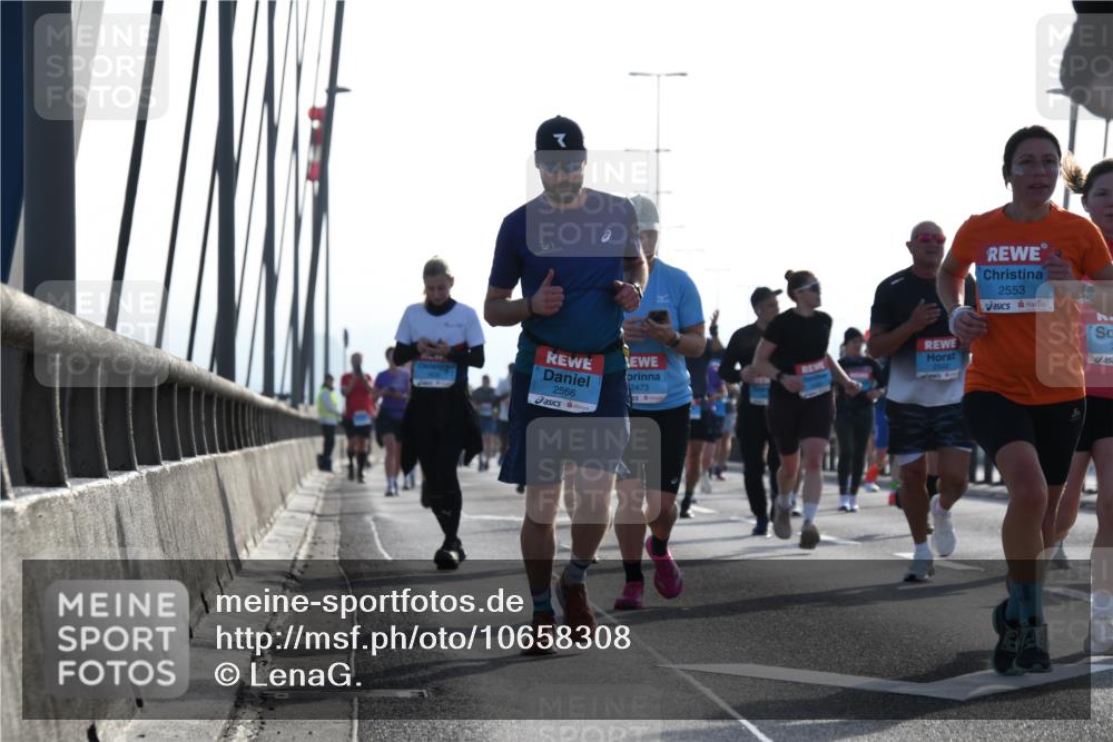 03.10.2026 - Köhlbrandbrückenlauf LenaG. http://msf.ph/oto/10658308 03.10.2026 09:27:42 Position 1 2566, 2473, 2553 meine-sportfotos.de