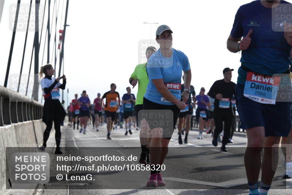 03.10.2026 - Köhlbrandbrückenlauf LenaG. http://msf.ph/oto/10658320 03.10.2026 09:27:45 Position 1 2566 meine-sportfotos.de
