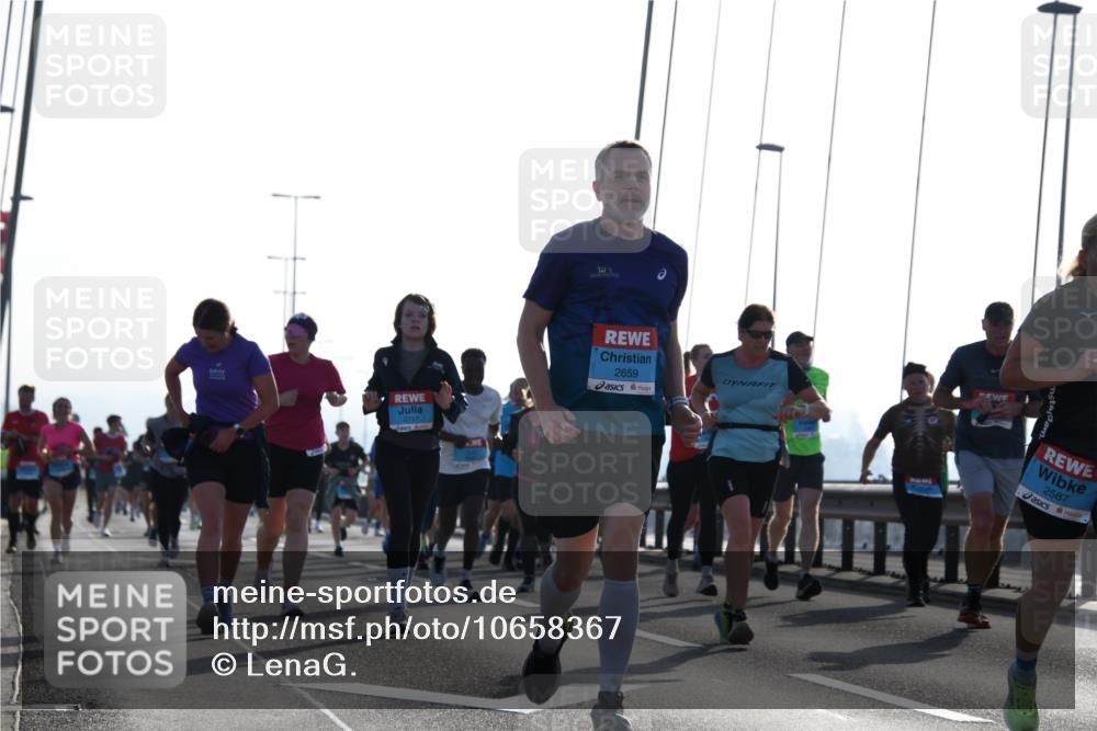 03.10.2026 - Köhlbrandbrückenlauf LenaG. http://msf.ph/oto/10658367 03.10.2026 09:27:59 Position 1 2659, 2717, 2587 meine-sportfotos.de