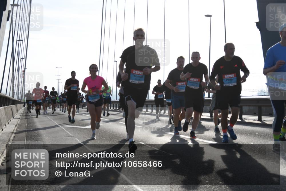 03.10.2026 - Köhlbrandbrückenlauf LenaG. http://msf.ph/oto/10658466 03.10.2026 09:28:10 Position 1 2624, 2623, 2651 meine-sportfotos.de