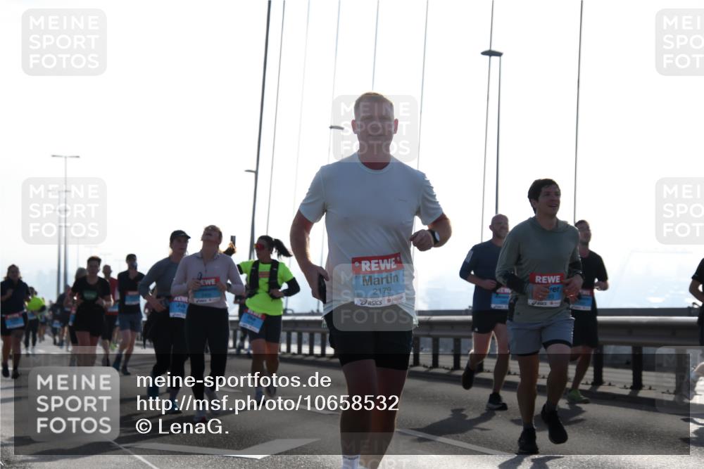 03.10.2026 - Köhlbrandbrückenlauf LenaG. http://msf.ph/oto/10658532 03.10.2026 09:28:39 Position 1 2179 meine-sportfotos.de