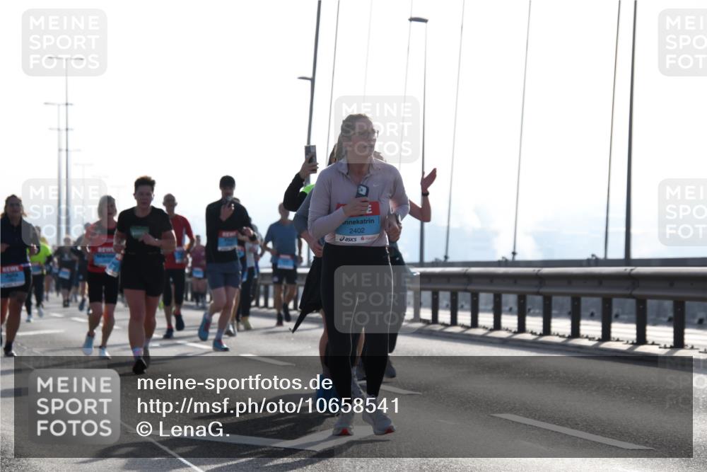 03.10.2026 - Köhlbrandbrückenlauf LenaG. http://msf.ph/oto/10658541 03.10.2026 09:28:40 Position 1 2402 meine-sportfotos.de
