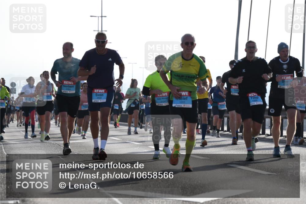 03.10.2026 - Köhlbrandbrückenlauf LenaG. http://msf.ph/oto/10658566 03.10.2026 09:28:51 Position 1 2464, 2404, 2104, 1201, 1069, 2704 meine-sportfotos.de