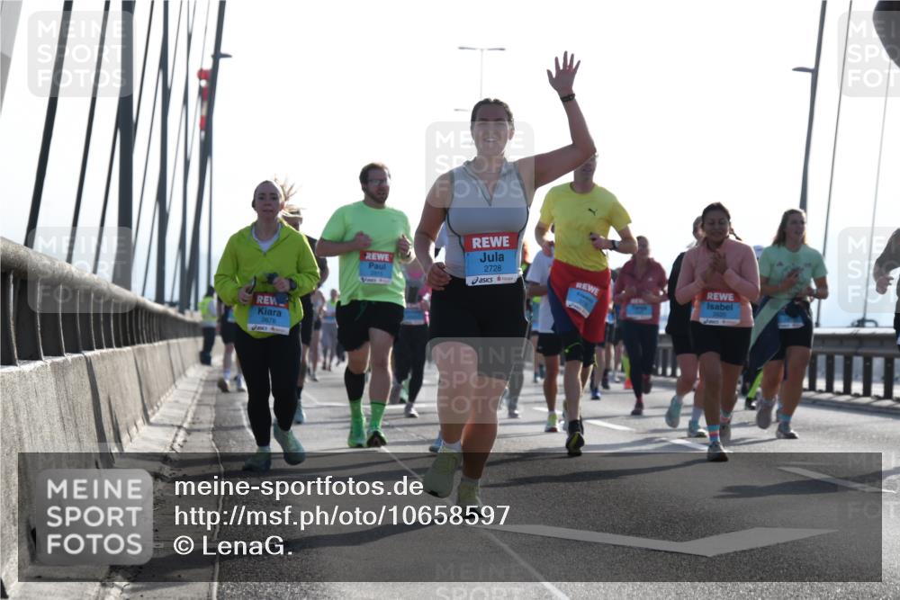 03.10.2026 - Köhlbrandbrückenlauf LenaG. http://msf.ph/oto/10658597 03.10.2026 09:28:59 Position 1 2678, 2728, 2620 meine-sportfotos.de