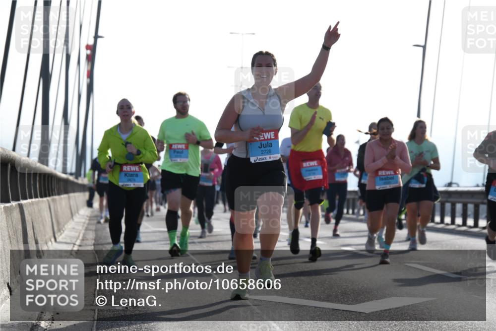 03.10.2026 - Köhlbrandbrückenlauf LenaG. http://msf.ph/oto/10658606 03.10.2026 09:29:00 Position 1 2678, 2728 meine-sportfotos.de
