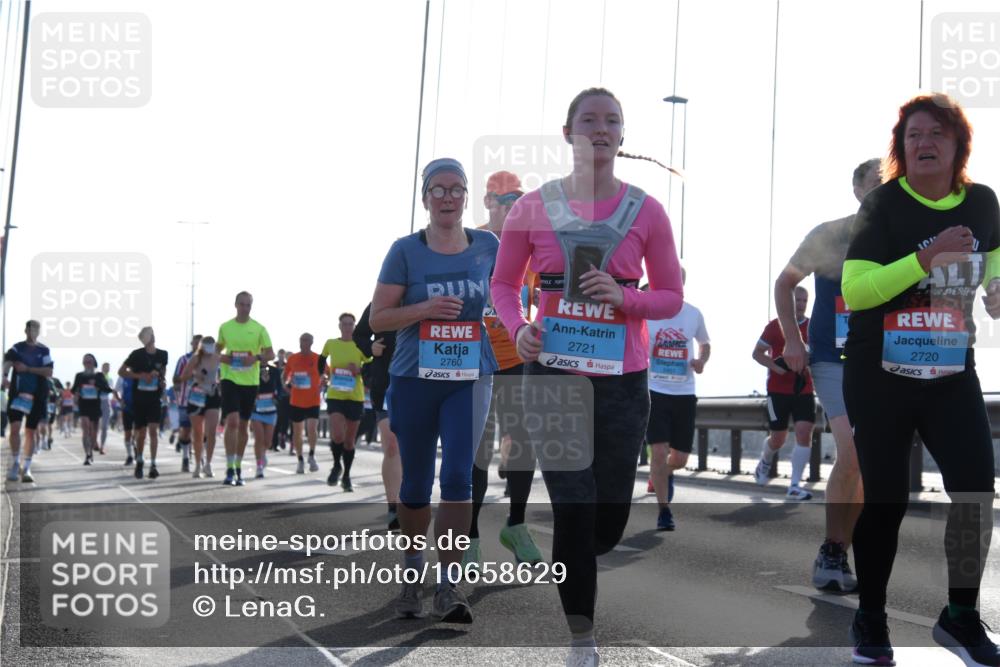 03.10.2026 - Köhlbrandbrückenlauf LenaG. http://msf.ph/oto/10658629 03.10.2026 09:29:11 Position 1 2720, 2760, 2721 meine-sportfotos.de