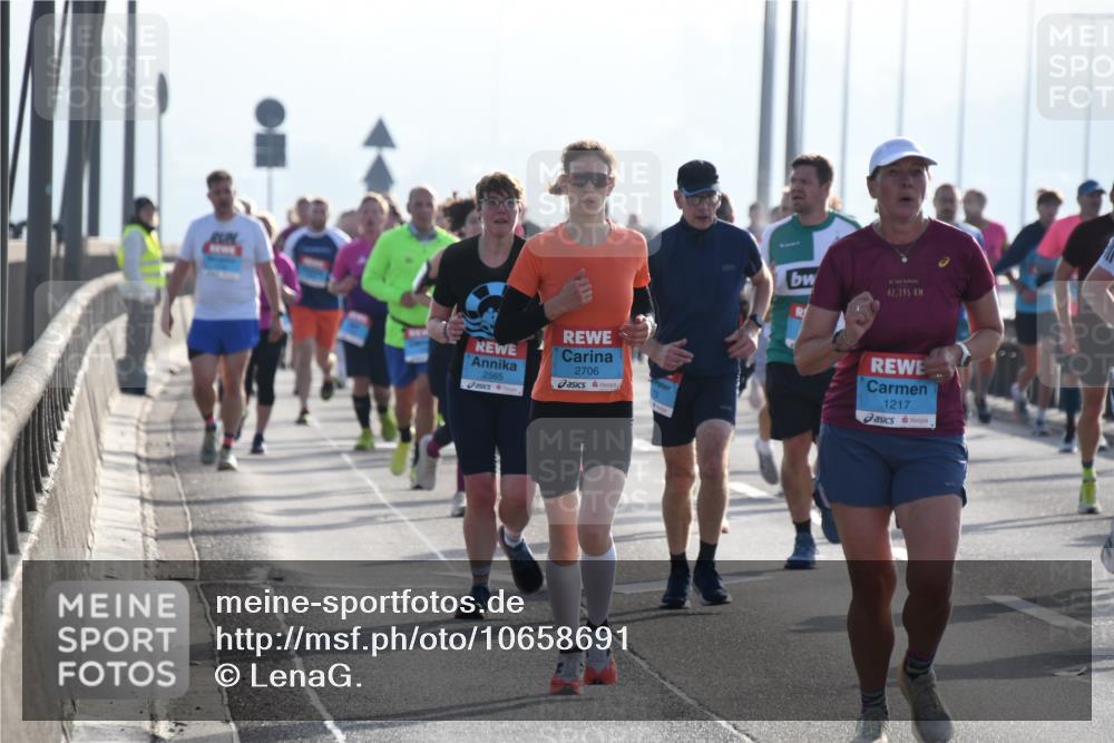 03.10.2026 - Köhlbrandbrückenlauf LenaG. http://msf.ph/oto/10658691 03.10.2026 09:29:34 Position 1 42, 195, 2706, 2565, 1217 meine-sportfotos.de