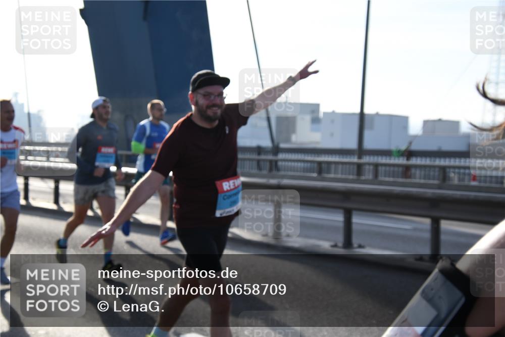 03.10.2026 - Köhlbrandbrückenlauf LenaG. http://msf.ph/oto/10658709 03.10.2026 09:29:52 Position 1  meine-sportfotos.de