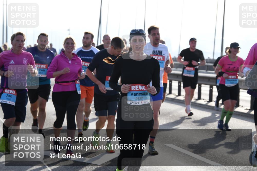 03.10.2026 - Köhlbrandbrückenlauf LenaG. http://msf.ph/oto/10658718 03.10.2026 09:29:57 Position 1 1156, 2851, 2822 meine-sportfotos.de