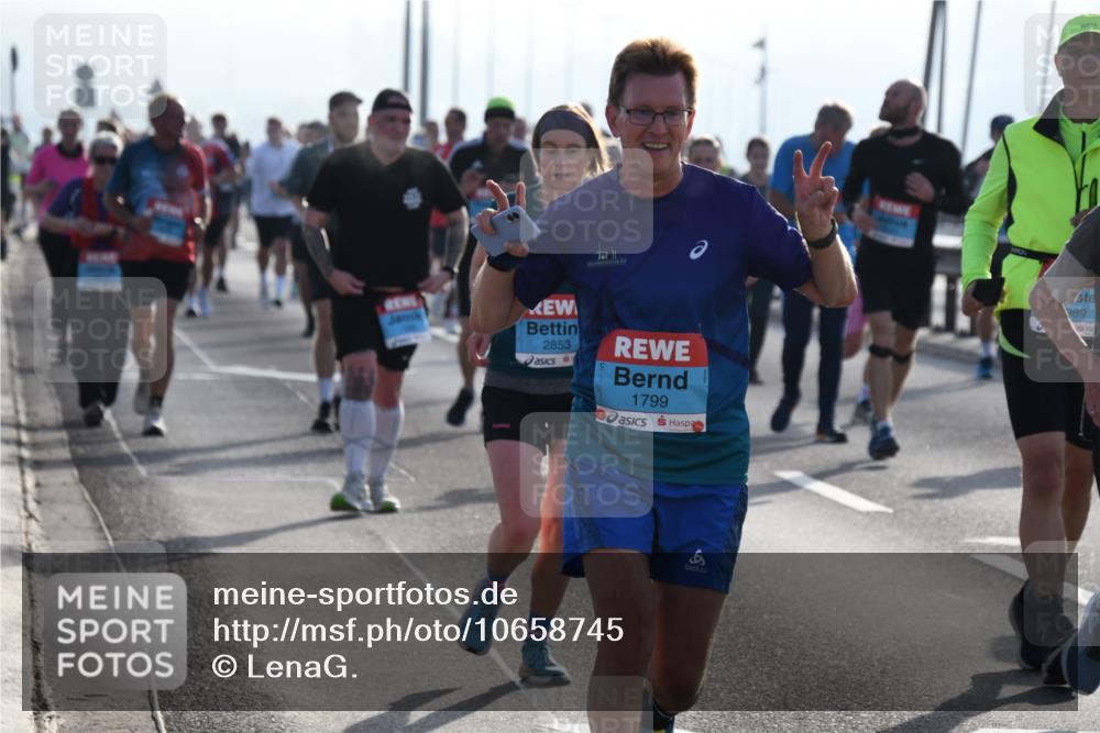 03.10.2026 - Köhlbrandbrückenlauf LenaG. http://msf.ph/oto/10658745 03.10.2026 09:30:22 Position 1 14977, 2853, 1799, 989 meine-sportfotos.de