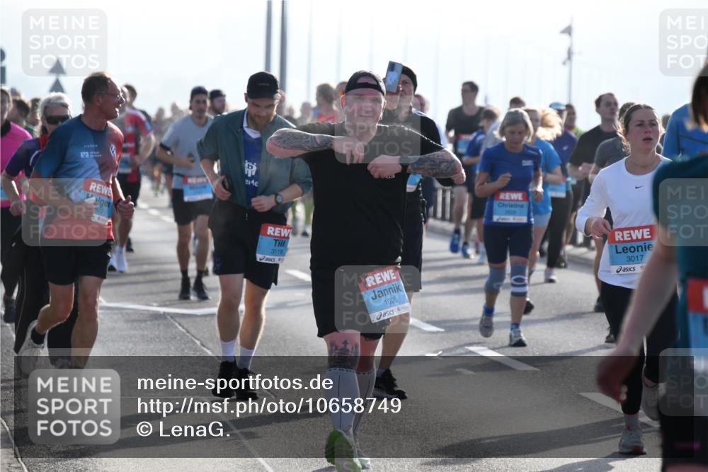 03.10.2026 - Köhlbrandbrückenlauf LenaG. http://msf.ph/oto/10658749 03.10.2026 09:30:24 Position 1 803, 3119, 1098, 2628, 3017 meine-sportfotos.de