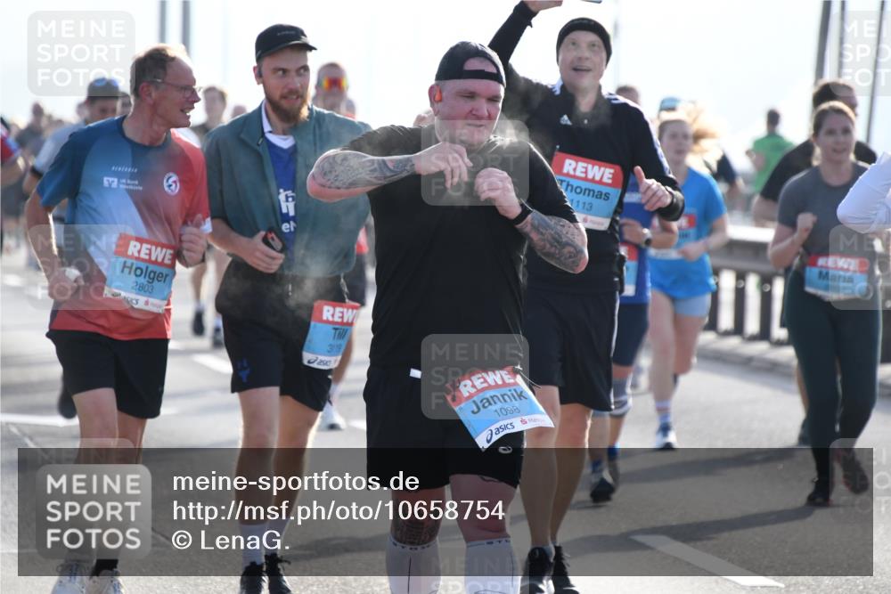 03.10.2026 - Köhlbrandbrückenlauf LenaG. http://msf.ph/oto/10658754 03.10.2026 09:30:25 Position 1 2803, 3119, 1113, 1098 meine-sportfotos.de