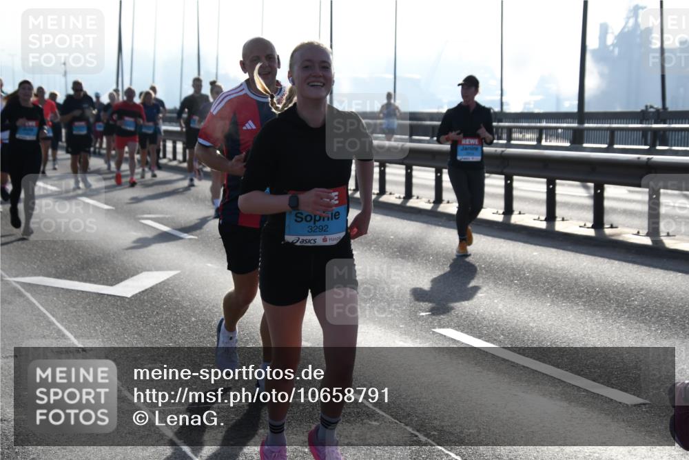 03.10.2026 - Köhlbrandbrückenlauf LenaG. http://msf.ph/oto/10658791 03.10.2026 09:30:49 Position 1 3292 meine-sportfotos.de
