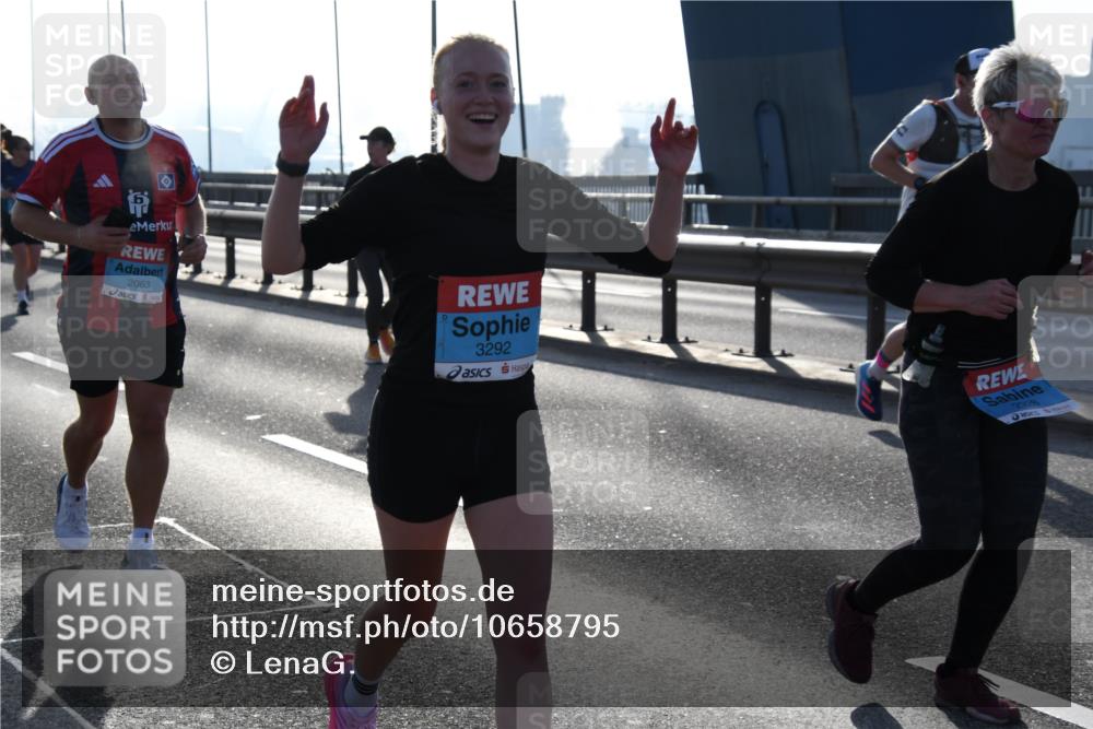 03.10.2026 - Köhlbrandbrückenlauf LenaG. http://msf.ph/oto/10658795 03.10.2026 09:30:49 Position 1 2063, 3292, 2928 meine-sportfotos.de