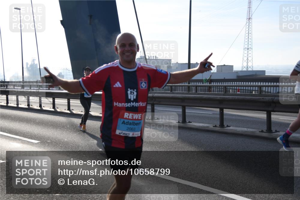 03.10.2026 - Köhlbrandbrückenlauf LenaG. http://msf.ph/oto/10658799 03.10.2026 09:30:52 Position 1 2063 meine-sportfotos.de