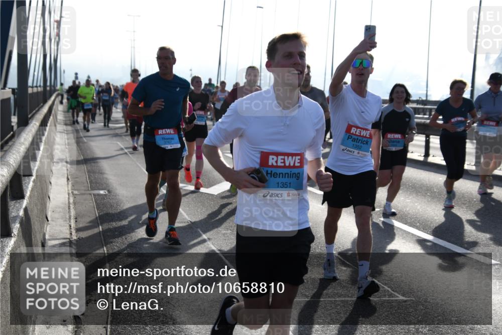 03.10.2026 - Köhlbrandbrückenlauf LenaG. http://msf.ph/oto/10658810 03.10.2026 09:31:00 Position 1 3767, 1351, 1352 meine-sportfotos.de