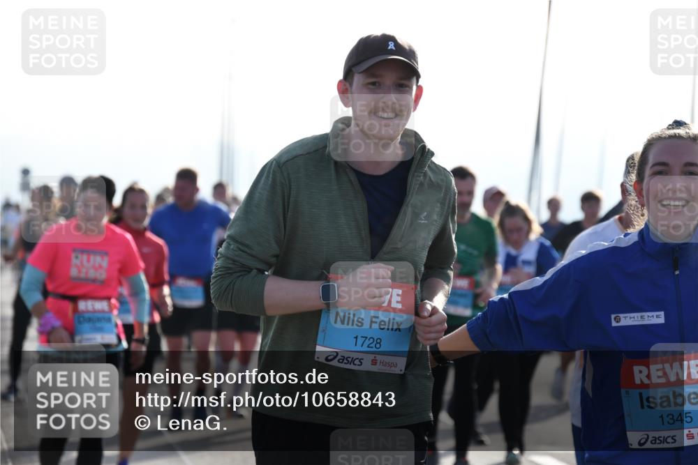 03.10.2026 - Köhlbrandbrückenlauf LenaG. http://msf.ph/oto/10658843 03.10.2026 09:31:17 Position 1 1728, 1345 meine-sportfotos.de