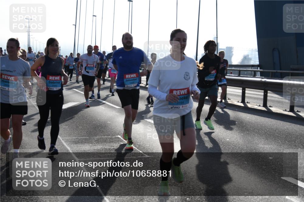 03.10.2026 - Köhlbrandbrückenlauf LenaG. http://msf.ph/oto/10658881 03.10.2026 09:31:42 Position 1 2658, 2560, 1022, 3164 meine-sportfotos.de