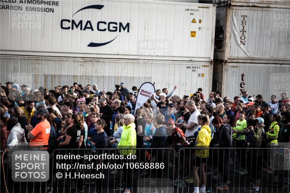 03.10.2026 - Köhlbrandbrückenlauf H.Heesch http://msf.ph/oto/10658886 03.10.2026 09:00:11 Ziel  meine-sportfotos.de