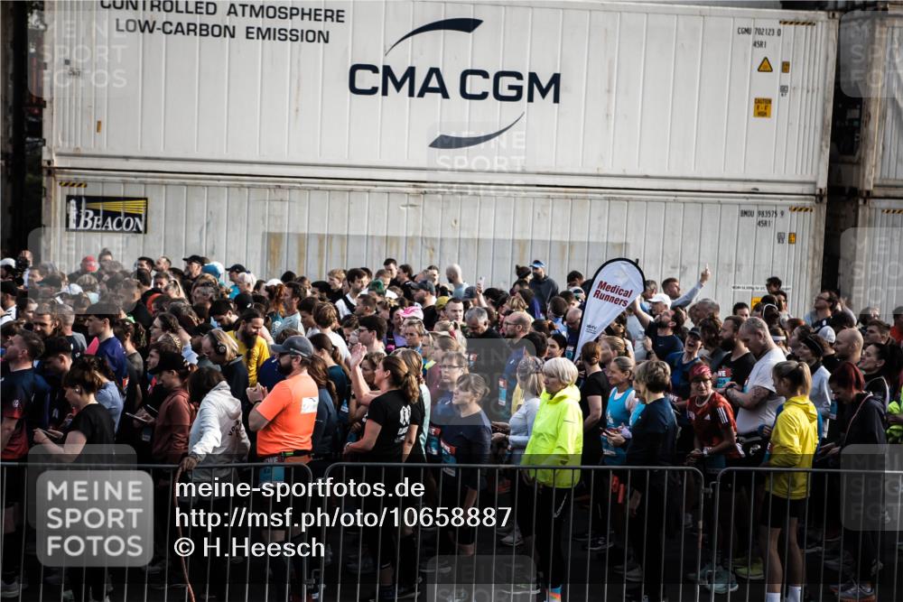 03.10.2026 - Köhlbrandbrückenlauf H.Heesch http://msf.ph/oto/10658887 03.10.2026 09:00:11 Ziel  meine-sportfotos.de