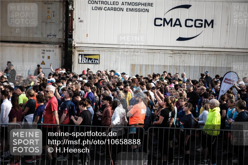 03.10.2026 - Köhlbrandbrückenlauf H.Heesch http://msf.ph/oto/10658888 03.10.2026 09:00:11 Ziel  meine-sportfotos.de