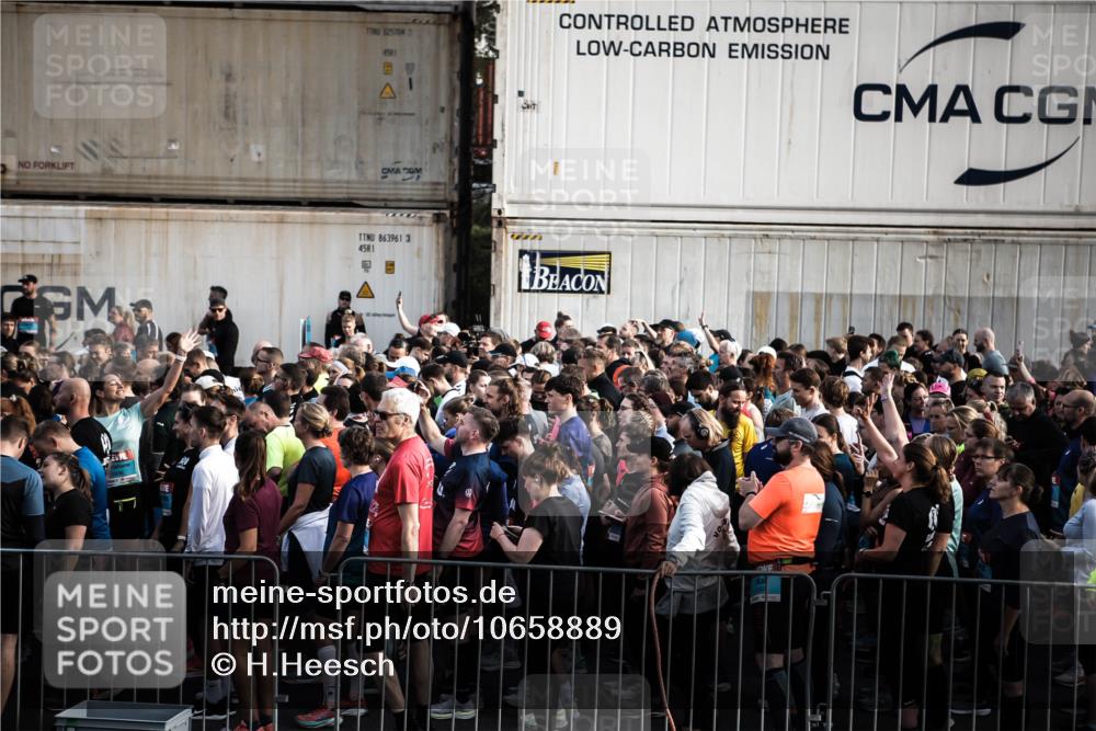 03.10.2026 - Köhlbrandbrückenlauf H.Heesch http://msf.ph/oto/10658889 03.10.2026 09:00:12 Ziel  meine-sportfotos.de