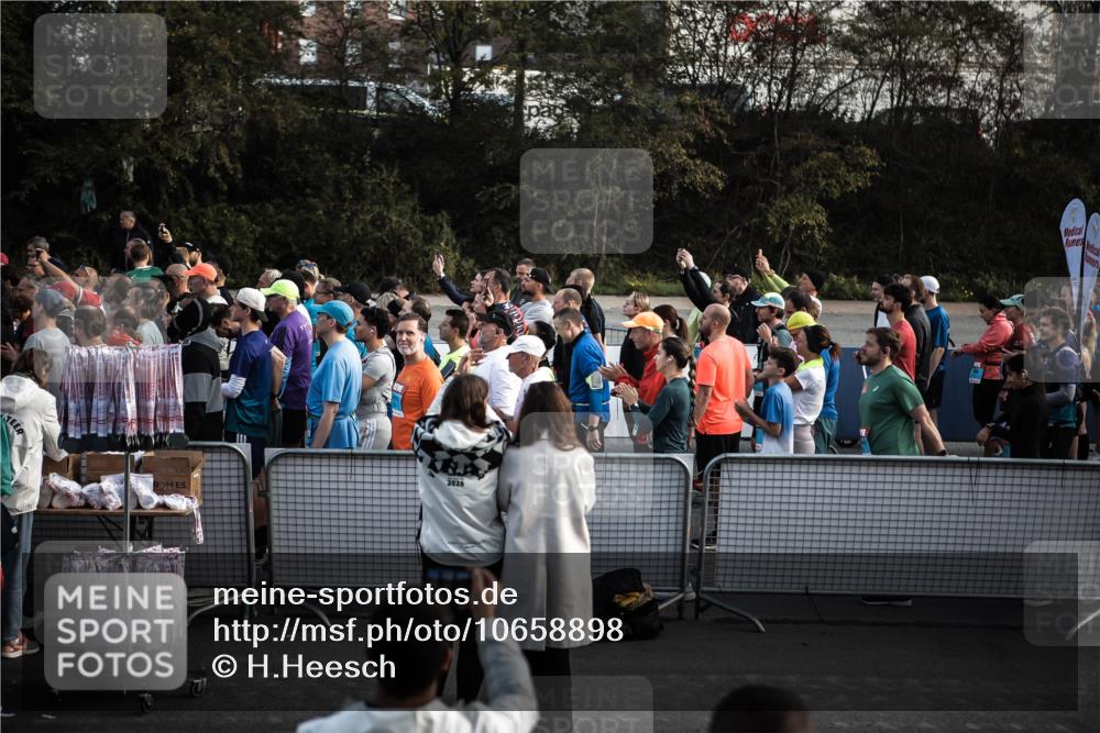 03.10.2026 - Köhlbrandbrückenlauf H.Heesch http://msf.ph/oto/10658898 03.10.2026 09:00:56 Ziel  meine-sportfotos.de