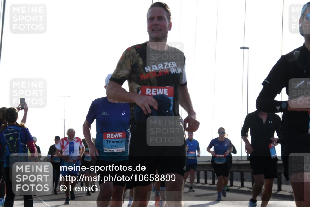 03.10.2026 - Köhlbrandbrückenlauf LenaG. http://msf.ph/oto/10658899 03.10.2026 09:31:59 Position 1 2940 meine-sportfotos.de