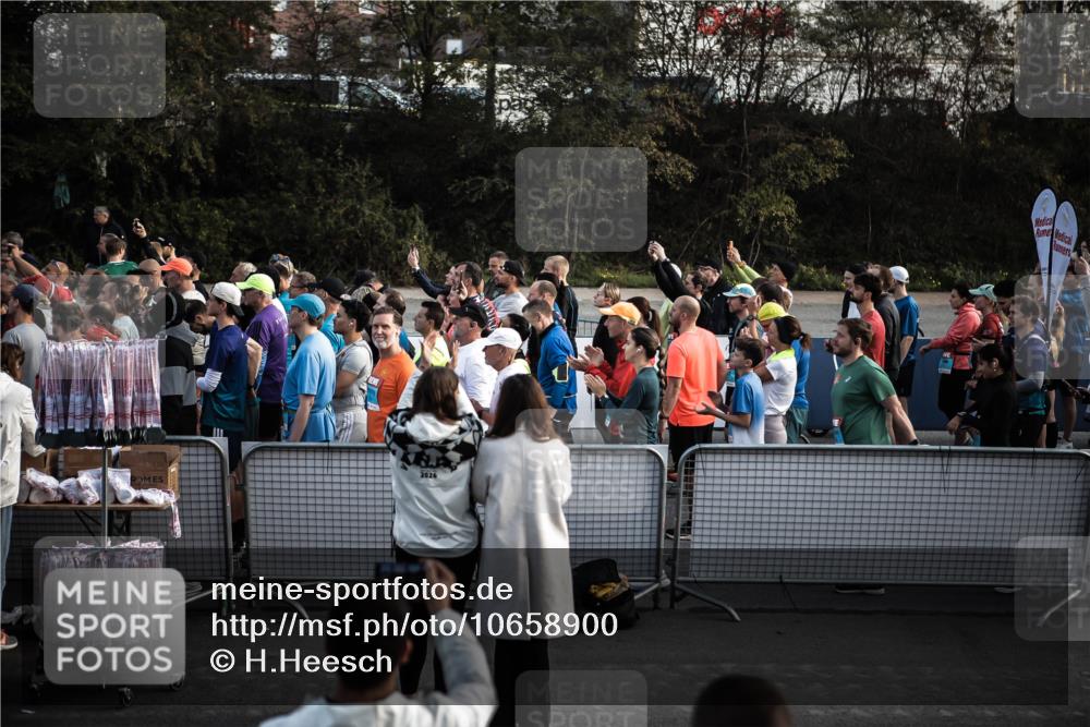 03.10.2026 - Köhlbrandbrückenlauf H.Heesch http://msf.ph/oto/10658900 03.10.2026 09:00:56 Ziel  meine-sportfotos.de
