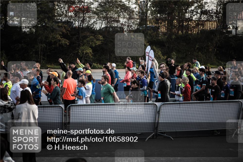 03.10.2026 - Köhlbrandbrückenlauf H.Heesch http://msf.ph/oto/10658902 03.10.2026 09:00:57 Ziel  meine-sportfotos.de