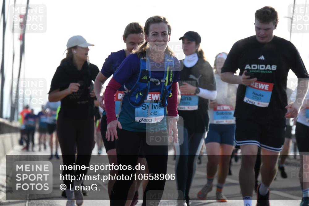 03.10.2026 - Köhlbrandbrückenlauf LenaG. http://msf.ph/oto/10658906 03.10.2026 09:32:05 Position 1 2083, 445, 3761 meine-sportfotos.de