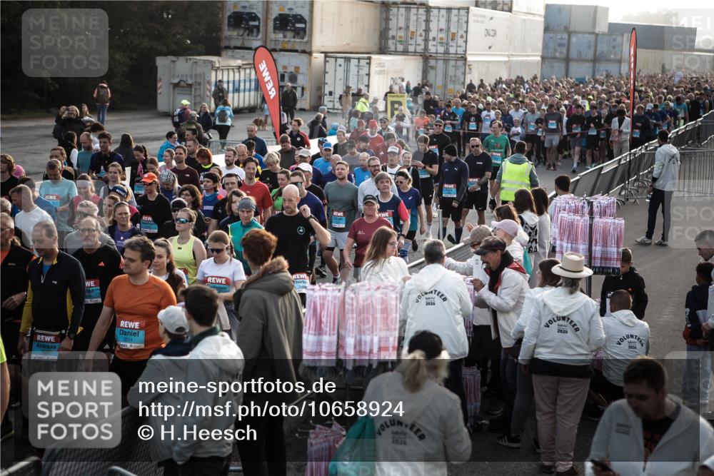 03.10.2026 - Köhlbrandbrückenlauf H.Heesch http://msf.ph/oto/10658924 03.10.2026 09:02:03 Ziel  meine-sportfotos.de