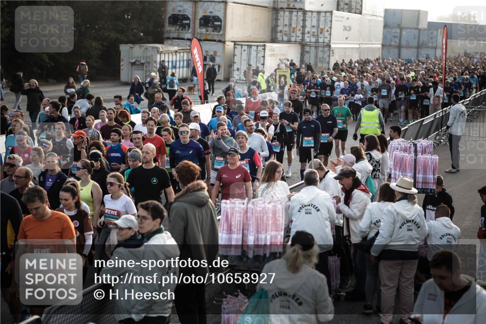 03.10.2026 - Köhlbrandbrückenlauf H.Heesch http://msf.ph/oto/10658927 03.10.2026 09:02:04 Ziel  meine-sportfotos.de