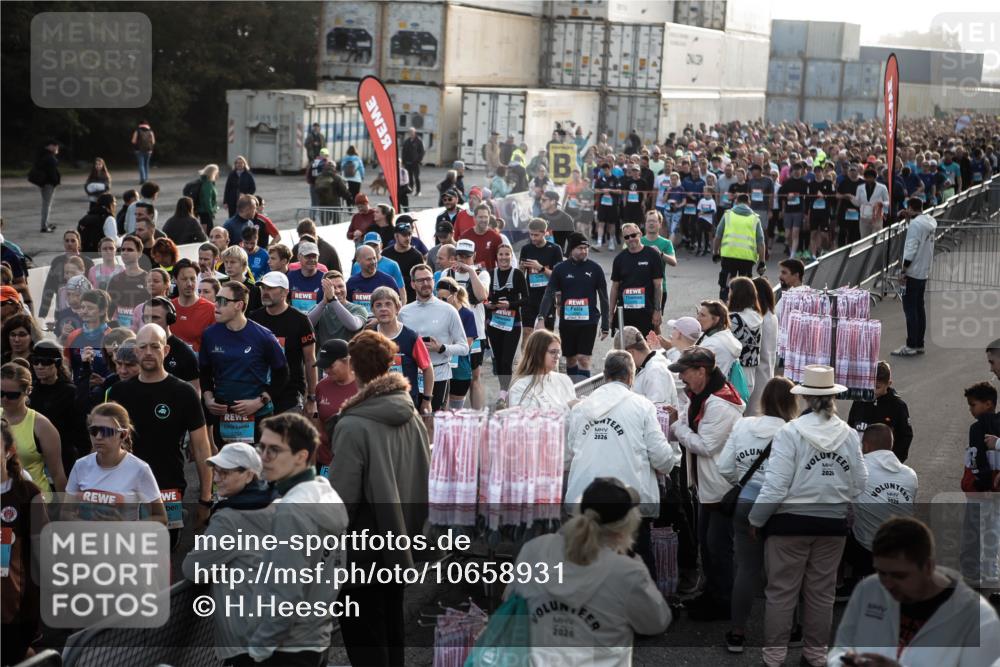 03.10.2026 - Köhlbrandbrückenlauf H.Heesch http://msf.ph/oto/10658931 03.10.2026 09:02:06 Ziel  meine-sportfotos.de