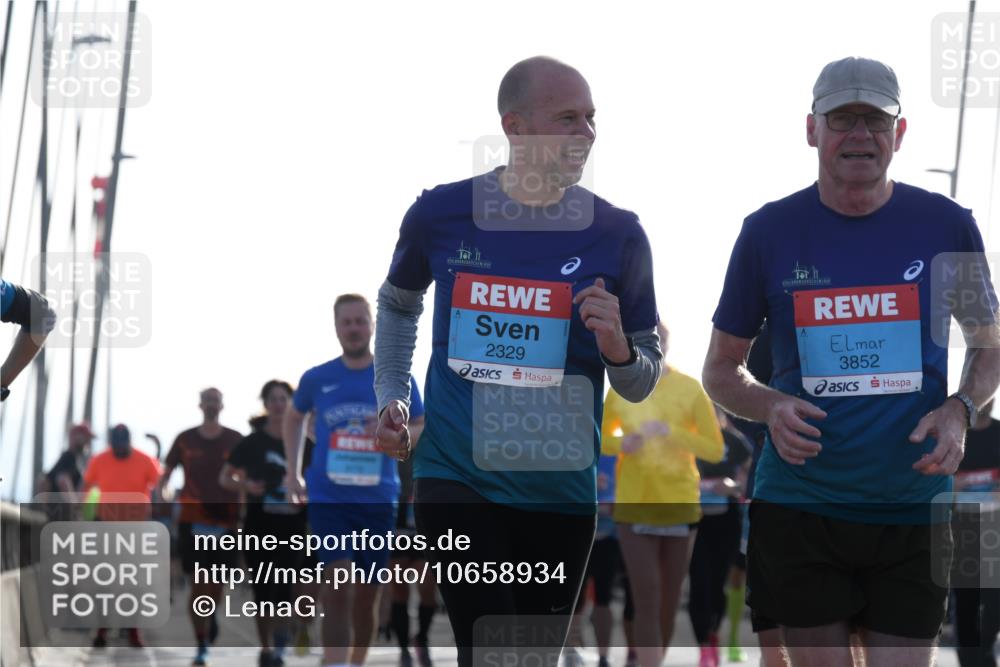 03.10.2026 - Köhlbrandbrückenlauf LenaG. http://msf.ph/oto/10658934 03.10.2026 09:32:28 Position 1 2329, 3852 meine-sportfotos.de