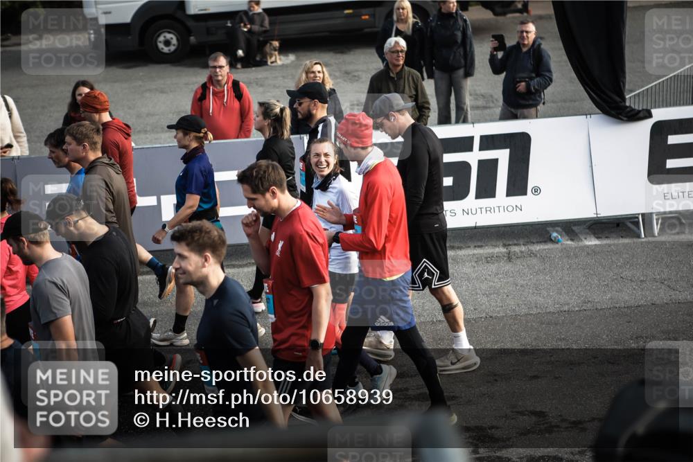 03.10.2026 - Köhlbrandbrückenlauf H.Heesch http://msf.ph/oto/10658939 03.10.2026 09:03:01 Ziel  meine-sportfotos.de