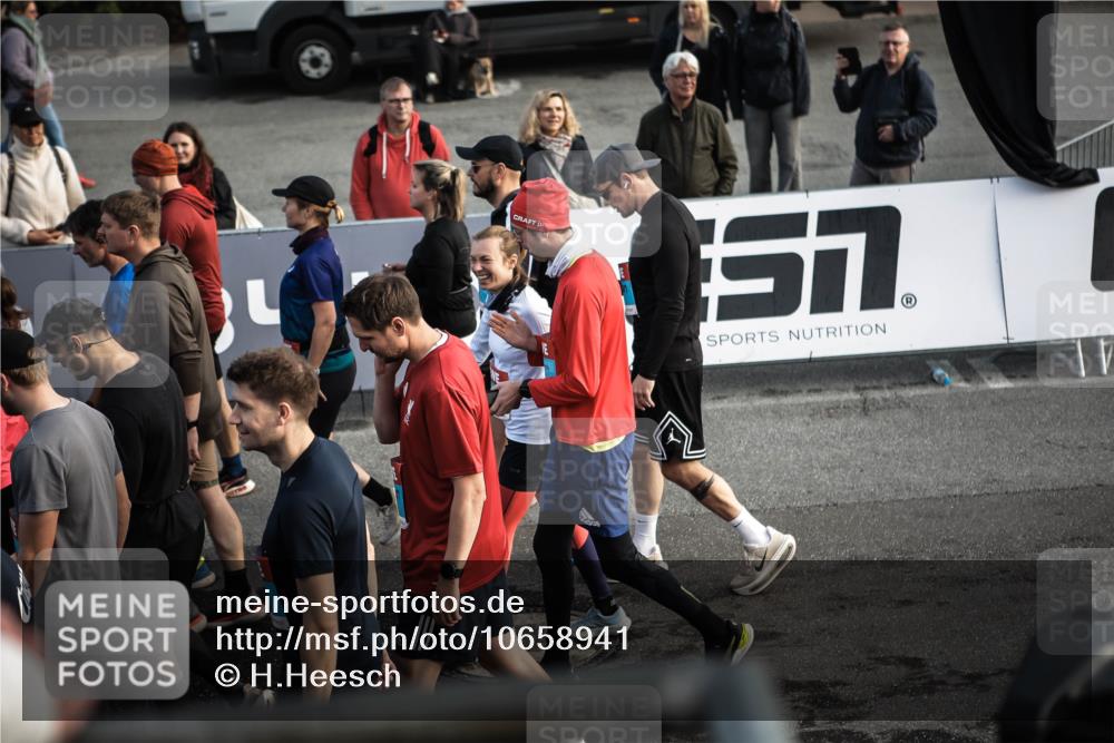 03.10.2026 - Köhlbrandbrückenlauf H.Heesch http://msf.ph/oto/10658941 03.10.2026 09:03:01 Ziel  meine-sportfotos.de