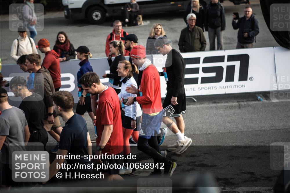 03.10.2026 - Köhlbrandbrückenlauf H.Heesch http://msf.ph/oto/10658942 03.10.2026 09:03:01 Ziel  meine-sportfotos.de