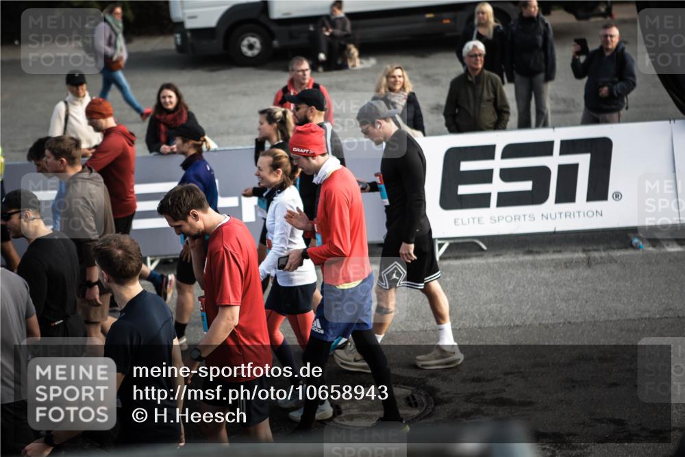 03.10.2026 - Köhlbrandbrückenlauf H.Heesch http://msf.ph/oto/10658943 03.10.2026 09:03:01 Ziel  meine-sportfotos.de