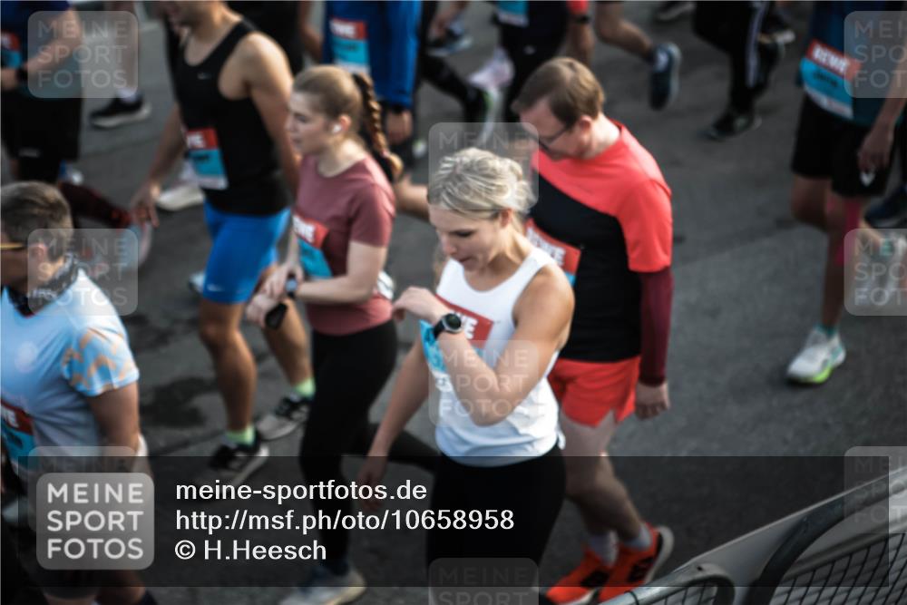 03.10.2026 - Köhlbrandbrückenlauf H.Heesch http://msf.ph/oto/10658958 03.10.2026 09:03:51 Ziel  meine-sportfotos.de