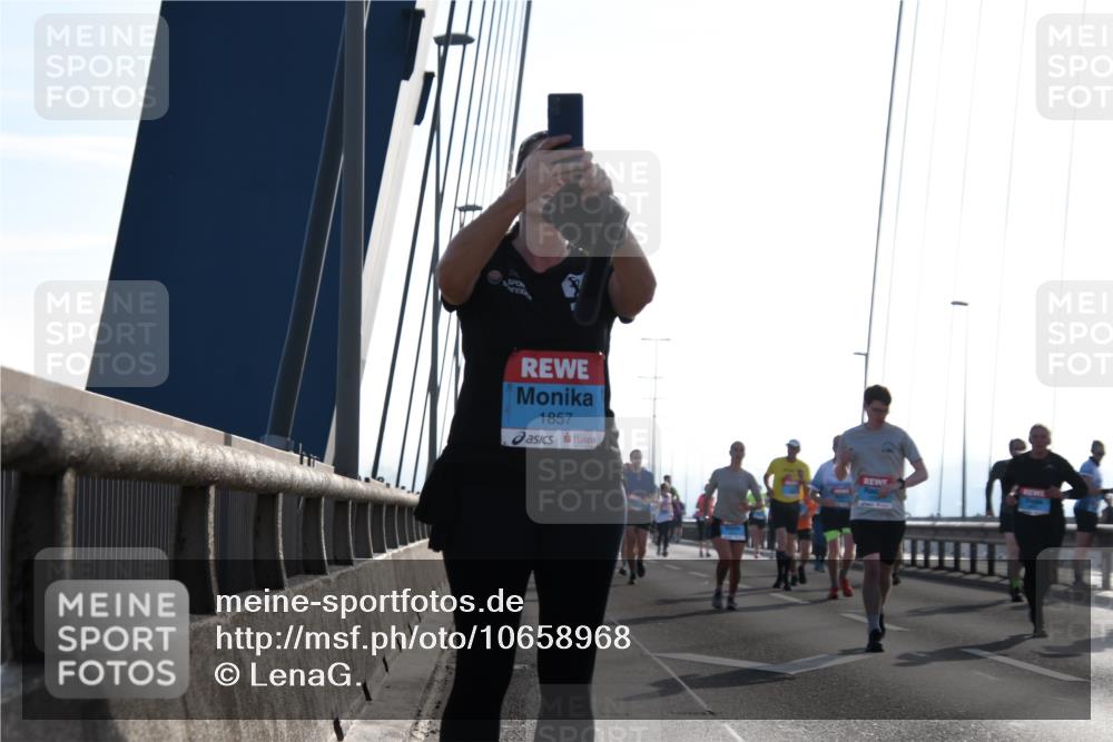 03.10.2026 - Köhlbrandbrückenlauf LenaG. http://msf.ph/oto/10658968 03.10.2026 09:32:48 Position 1 1857 meine-sportfotos.de