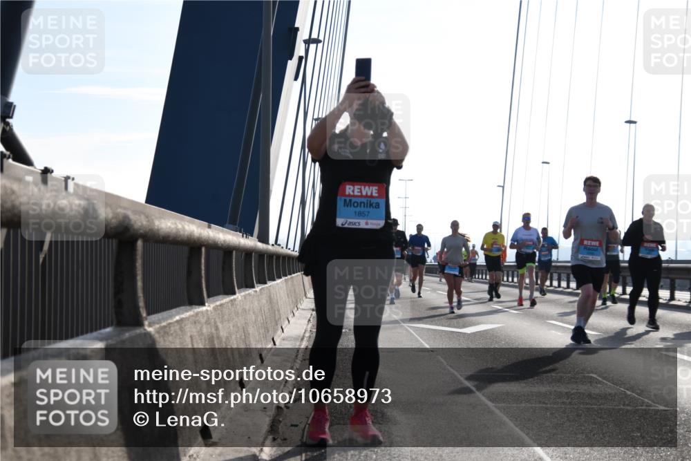 03.10.2026 - Köhlbrandbrückenlauf LenaG. http://msf.ph/oto/10658973 03.10.2026 09:32:50 Position 1 1857 meine-sportfotos.de