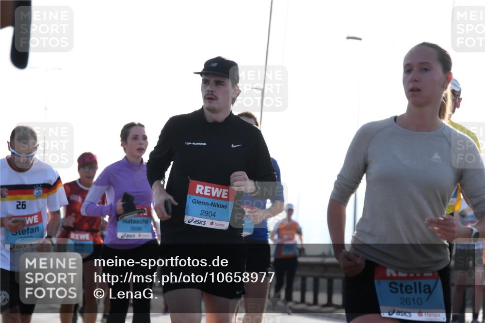 03.10.2026 - Köhlbrandbrückenlauf LenaG. http://msf.ph/oto/10658977 03.10.2026 09:32:55 Position 1 26, 3603, 3696, 2904, 11114, 2610 meine-sportfotos.de