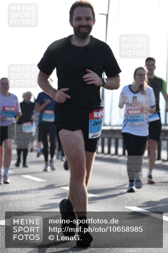 03.10.2026 - Köhlbrandbrückenlauf LenaG. http://msf.ph/oto/10658985 03.10.2026 09:33:04 Position 1 27 meine-sportfotos.de