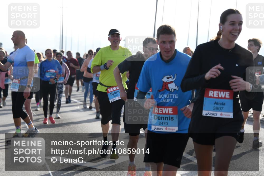 03.10.2026 - Köhlbrandbrückenlauf LenaG. http://msf.ph/oto/10659014 03.10.2026 09:33:28 Position 1 2730, 3038, 2470, 3807 meine-sportfotos.de