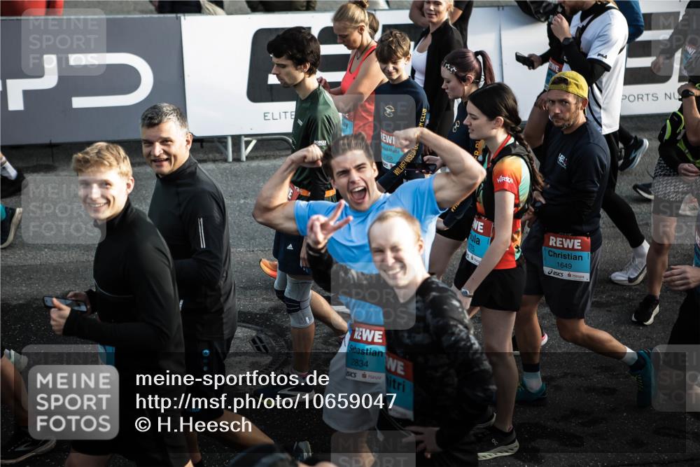03.10.2026 - Köhlbrandbrückenlauf H.Heesch http://msf.ph/oto/10659047 03.10.2026 09:05:15 Ziel  meine-sportfotos.de