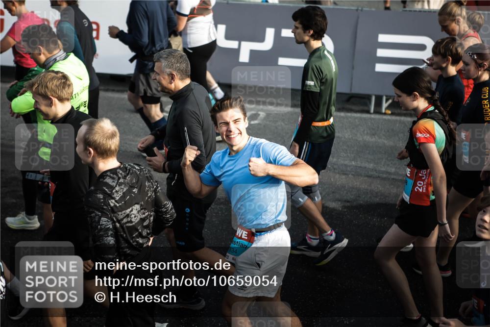 03.10.2026 - Köhlbrandbrückenlauf H.Heesch http://msf.ph/oto/10659054 03.10.2026 09:05:17 Ziel  meine-sportfotos.de
