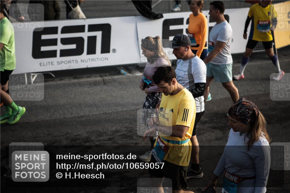 03.10.2026 - Köhlbrandbrückenlauf H.Heesch http://msf.ph/oto/10659057 03.10.2026 09:05:20 Ziel  meine-sportfotos.de