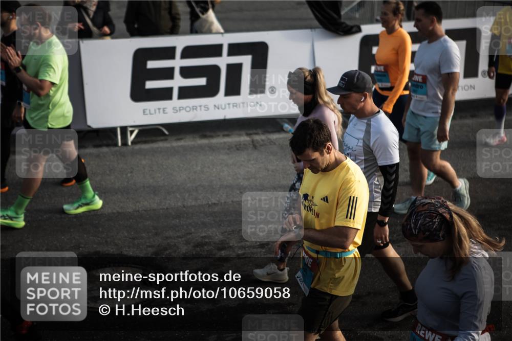 03.10.2026 - Köhlbrandbrückenlauf H.Heesch http://msf.ph/oto/10659058 03.10.2026 09:05:20 Ziel  meine-sportfotos.de